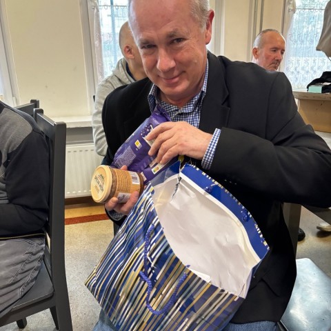 Powiększ obraz: Wyjmowanie rzeczy z paczki