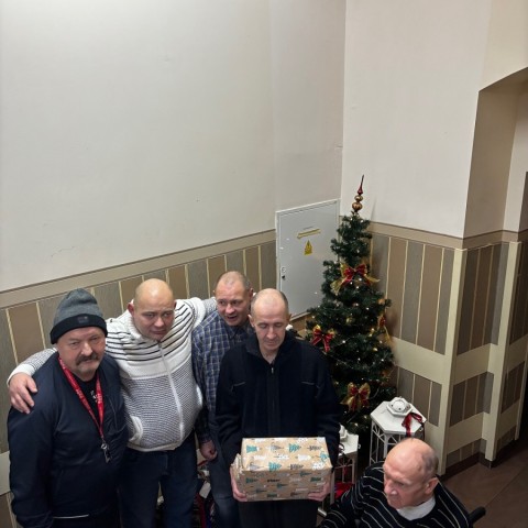 Powiększ obraz: Mieszkańcy pozują do zdjęcia